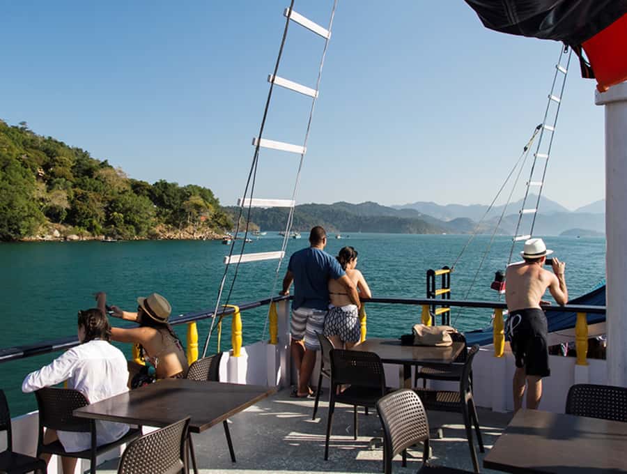 Paraty Bay: Islands & Beaches Boat Tour with Snorkeling - Snorkeling, floaties, and water activities
