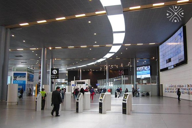 Private Bogota Airport - Hotel Transfer: Safe, Fast, and Reliable - Language support and what you should expect from the driver