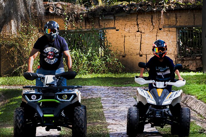 (Private Guatapé) Mansion Pablo Escobar+Paintball+Cuatrimoto+Boat - Lunch and the painted streets of Guatapé