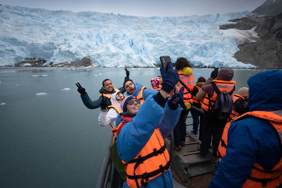 Punta Arenas: Full-Day Whales, Penguins, and Glaciers Tour - The pre-dawn start and the ride south