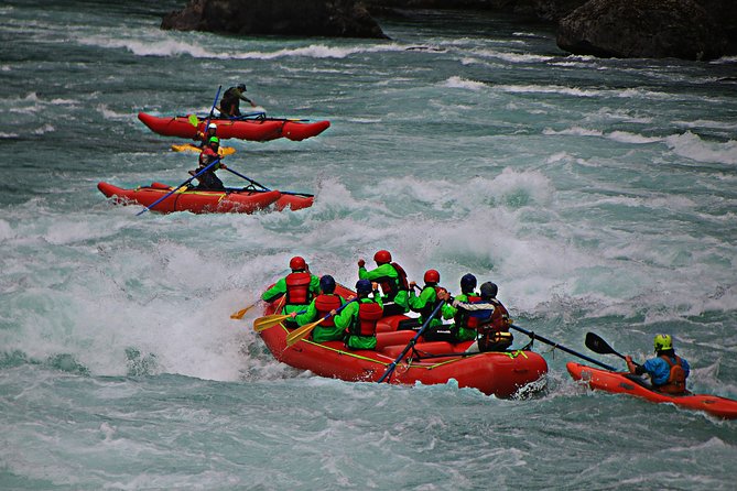 Rafting Puente a Macal - Futaleufu River - Macal brings Mas o Menos and Casa de Piedra