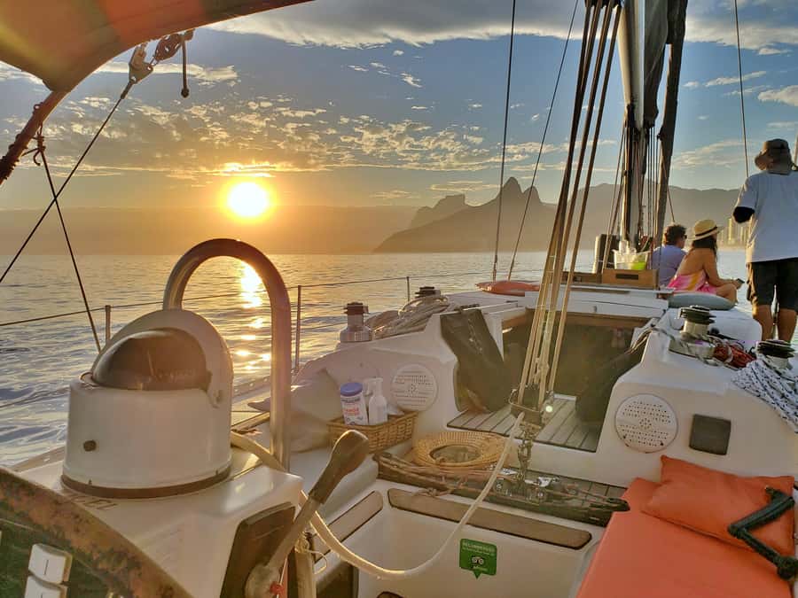 Rio de Janeiro: Guanabara Bay Sunset Sailing Tour & Drinks - Sugarloaf Mountain from the water