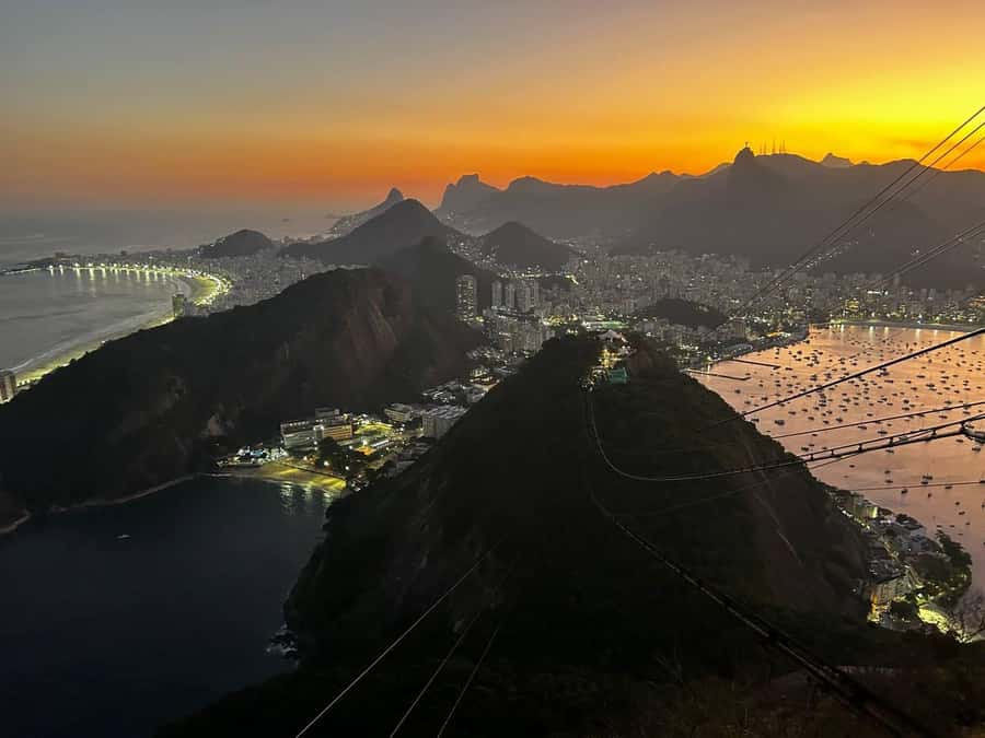 Rio De Janeiro: SUGARLOAF MOUNTAIN HIKE & CLIMB - The Urca trail and the first rocky sections