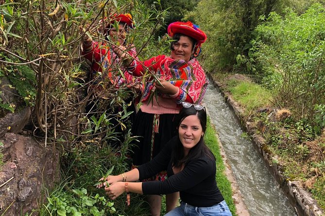 Sacred Valley Textile Workshop – Dyeing & Weaving in Cusco - Gathering plants for natural dyes