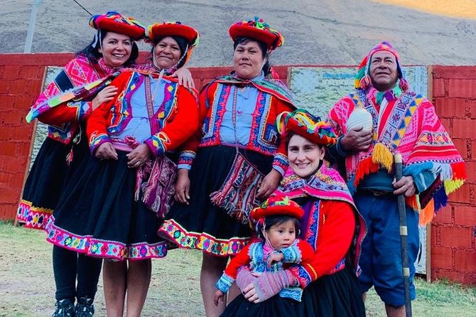 Sacred Valley Textile Workshop – Dyeing & Weaving in Cusco - Lunch with the weavers