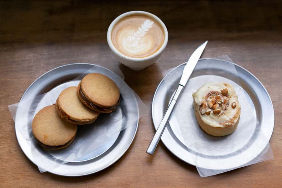 San Telmo: Historical Guided Tour with Street Food & Drinks - Cobblestones, landmarks, and the story behind the food