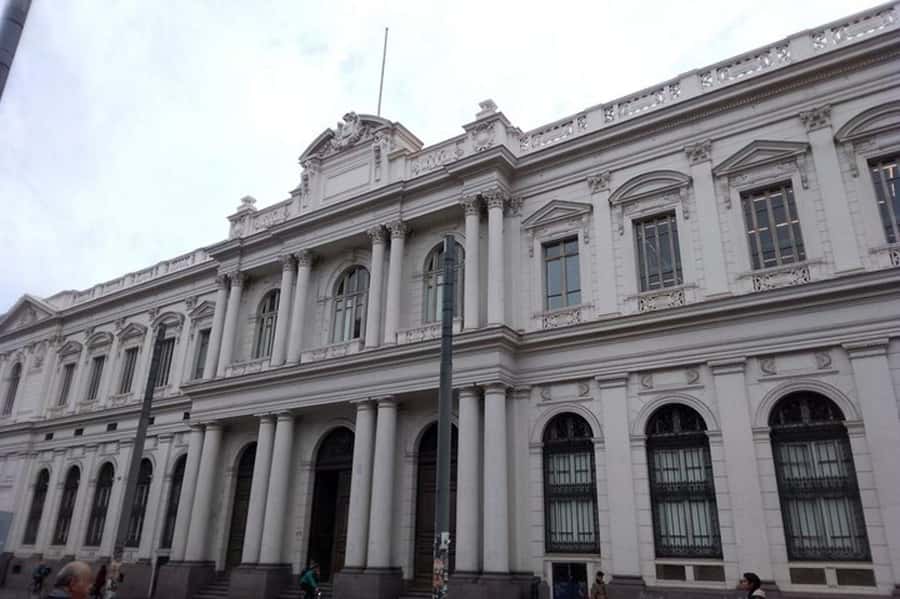 Santiago: Guided Walking Tour of the Historical Old Town - Starting at La Moneda and entering Santiago’s public life