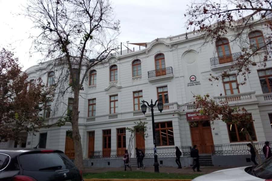 Santiago: Guided Walking Tour of the Historical Old Town - What makes the guide important