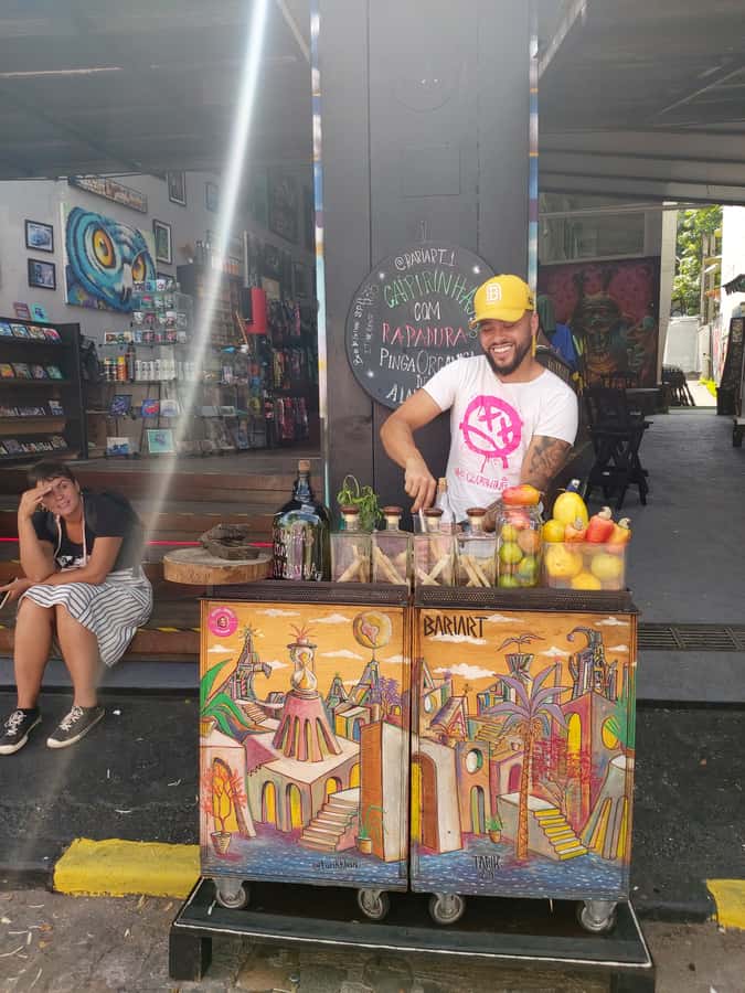 São Paulo: Bar and Street Art Crawl with Local Guide - Meeting Leticia and getting the group together
