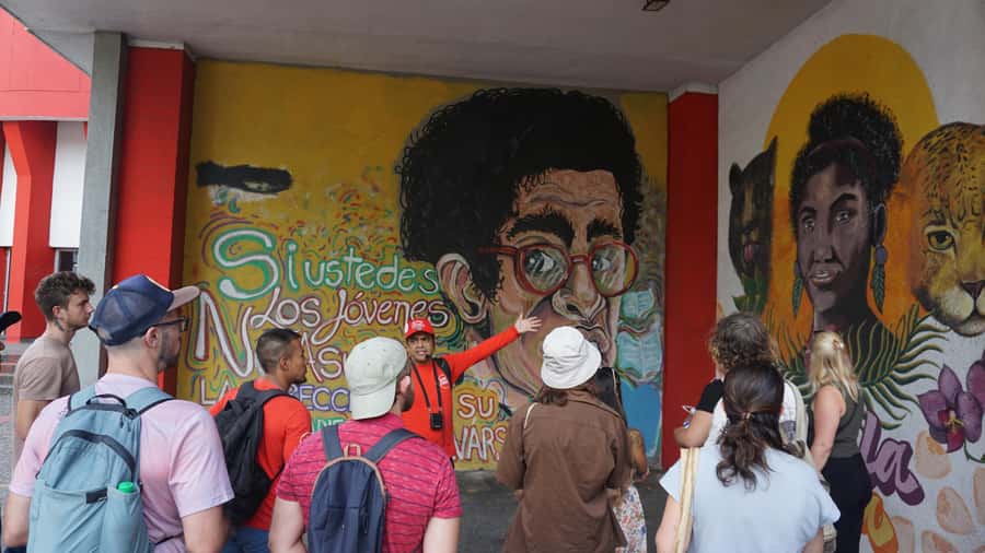 Shared Tour Cali's Salsa, Graffiti & Resistance Experience - What the guide adds to the experience