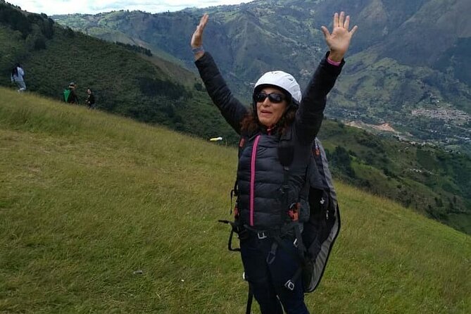Tour Paragliding - The views over Medellín