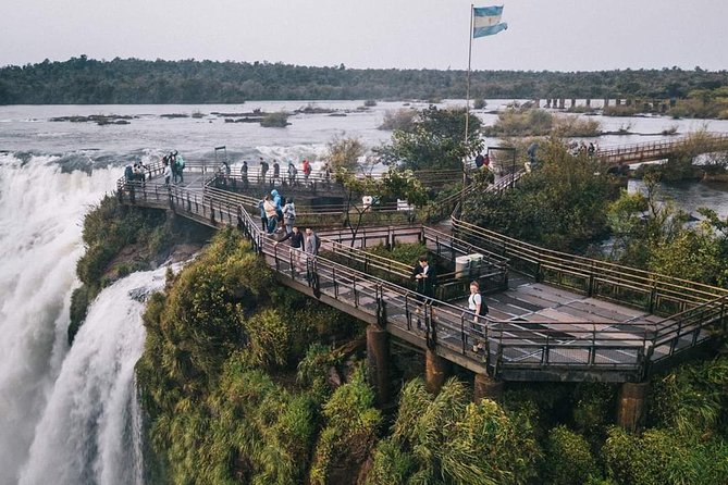 Tour Tour, We take the tour of the Argentina + Puerto Iguaçu Falls - The Argentine side gives you the close-up view