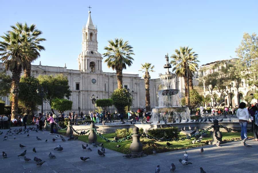 Walking tour in the Historic Center of Arequipa - Plaza de Armas and the white-stone center