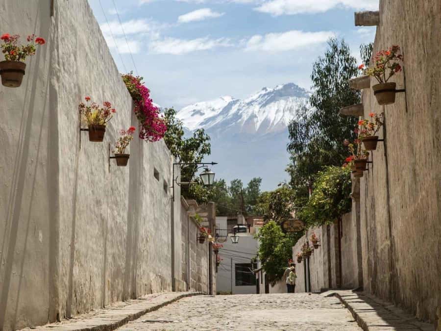 Walking tour in the Historic Center of Arequipa - El Puente Grau and the volcano view