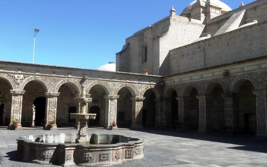 Walking tour in the Historic Center of Arequipa - Mundo Alpaca and the camelids